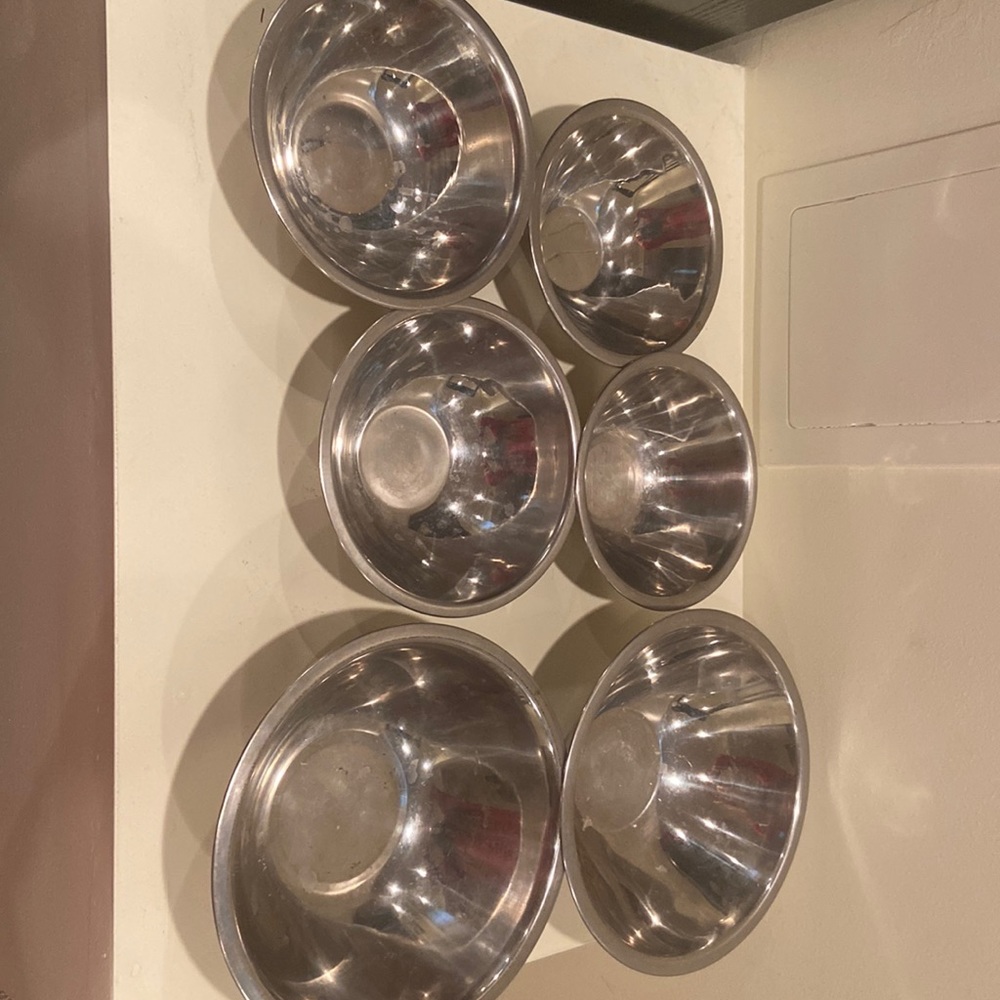 4 small metal bowls 2 medium sized metals bowls